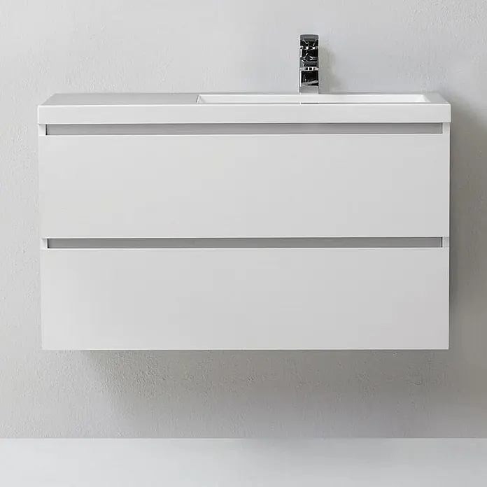 Kiamami Valentina Badmöbel-Set - Weiß - Weißer schwebender Badezimmerschrank mit integriertem Rechteckwaschbecken und zwei grifflosen Schubladen, ergänzt durch einen Chromwasserhahn.