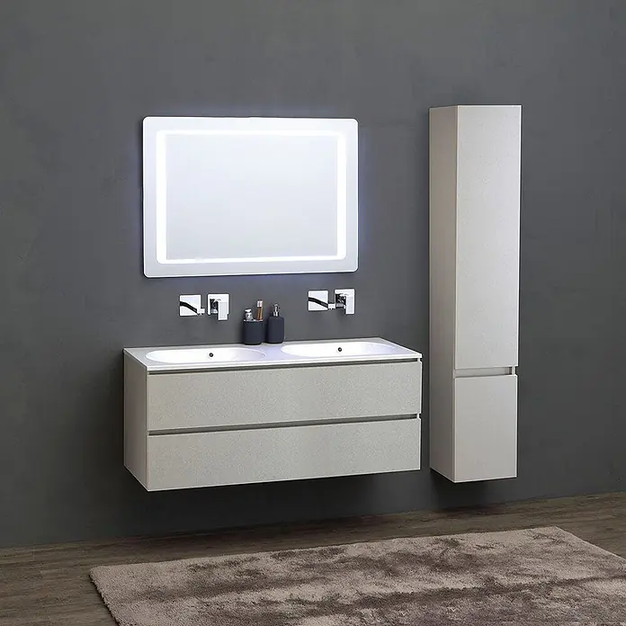 Kiamami Valentina Badmöbel-Set - Grau - Modernes hellgraues Doppelwaschtisch-Set mit hohem Wandschrank und beleuchtetem Spiegel im Badezimmer.