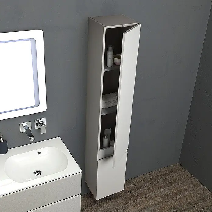 Kiamami Valentina Badmöbel-Set - Grau - Heller, hoher Badezimmerschrank mit geöffneter Tür, der Regale mit Toilettenartikeln und Handtüchern neben einem Waschbecken zeigt.
