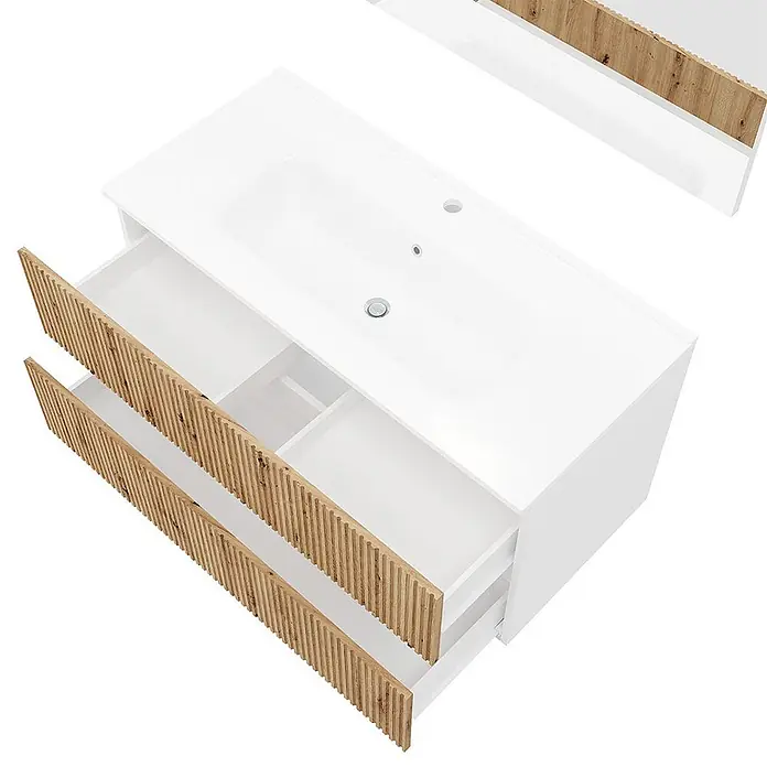 Kiamami Valentina Badmöbel-Set - Helles Holz - Weißer Waschtisch mit zwei offenen Schubladen, strukturierten Holzfronten und integriertem Waschbecken.