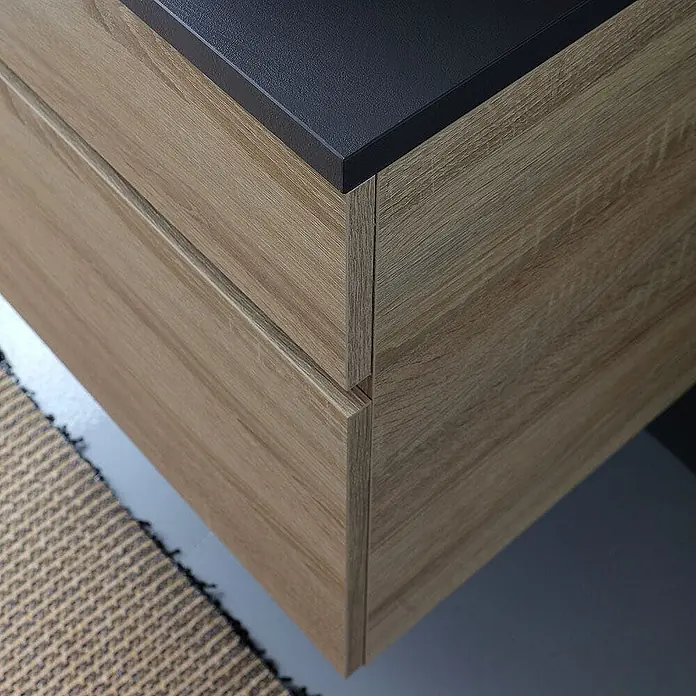 Kiamami Valentina Badmöbel-Set - Helles Holz - Heller Holzschrank mit dunkelgrauer Platte und grifflosen Schubladen.