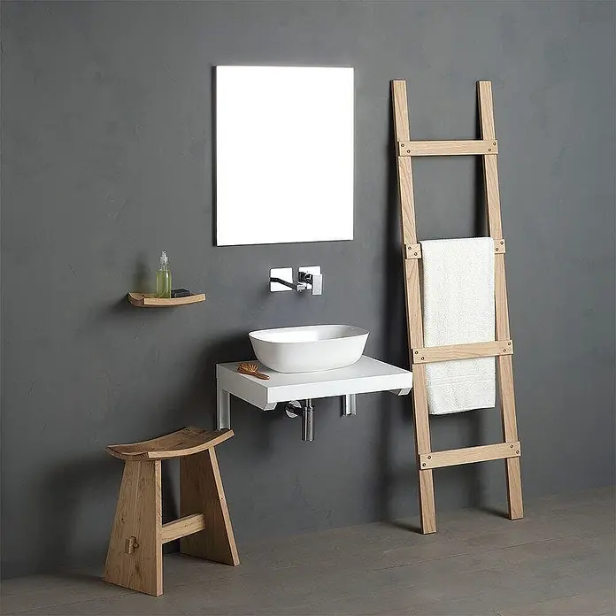 Kiamami Valentina Badmöbel-Set - Weiß - Modernes Badezimmer mit weißem Waschtisch, Hockertritt und hölzernem Handtuchleiter.