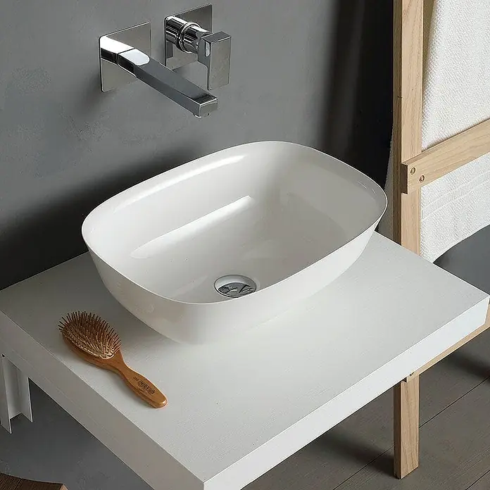 Kiamami Valentina Badmöbel-Set - Weiß - Weißes rechteckiges Aufsatzwaschbecken mit verchromtem Wandhahn, ideal für moderne Waschtische.