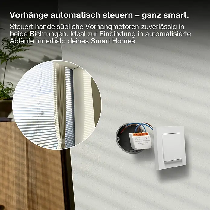 Osram Smart+ Schalter Vorhang - Weiß, Innen - Ein weißes 1-Kanal Wi-Fi Vorhangschaltermodul mit Kabeln wird in eine Wandnische neben einem Lichtschalter installiert, zur smarten Vorhangsteuerung.