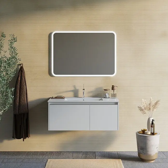 Kiamami Valentina Badmöbel-Set - Weiß - Hellgrauer wandmontierter Badschrank mit integriertem Waschbecken, Wasserhahn und LED-Spiegel in einem modernen Bad.