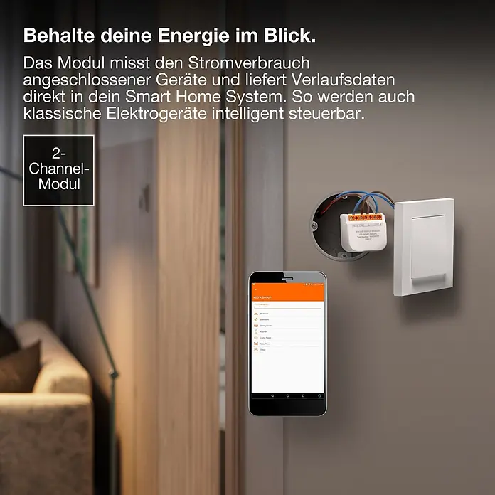 Osram Smart+ Schalter 2CH - Weiß, Innen - Ein weißes 2-Kanal-WLAN-Schaltmodul ist in einer Wanddose mit einem Lichtschalter verbunden, daneben ein Smartphone mit der Steuerungs-App.