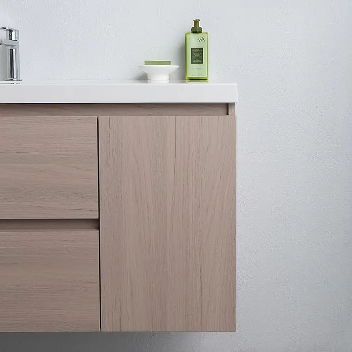 Kiamami Valentina Badmöbel-Set - Beige - Freischwebender Badunterschrank aus hellem Holz mit weißer Arbeitsplatte, integriertem Waschbecken und Chromarmatur.