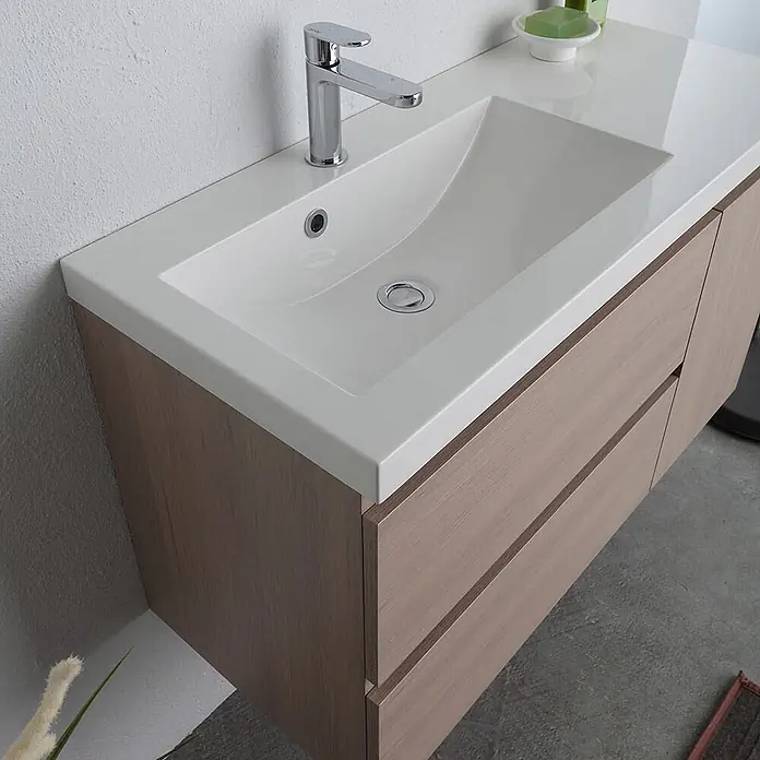 Kiamami Valentina Badmöbel-Set - Beige - Moderner Badschrank in heller Holzoptik mit zwei Schubladen, integriertem weißen Waschbecken und elegantem Chrom-Wasserhahn.