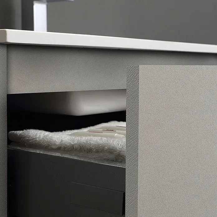 Kiamami Valentina Badmöbel-Set - Grau - Texturierter hellgrauer Badschrank, weiße Arbeitsplatte, Innenlagerung.