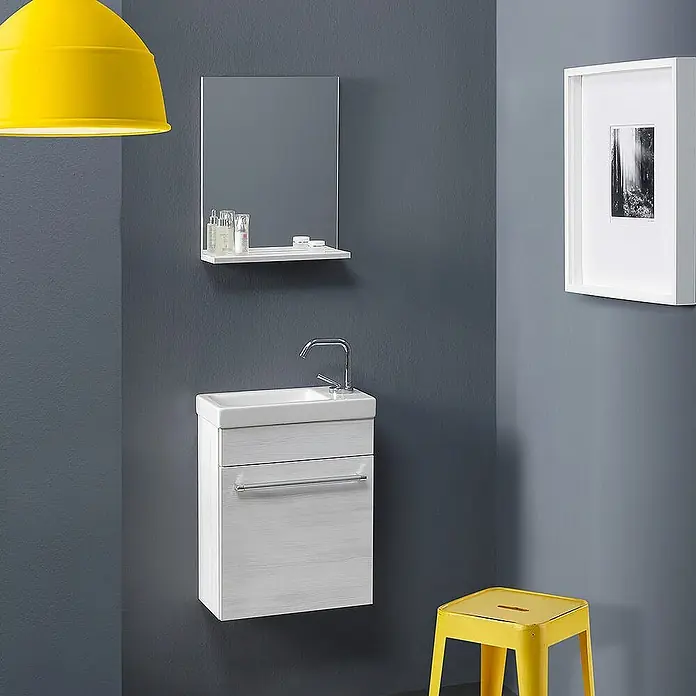 Kiamami Valentina Badmöbel-Set - Grau - Weißer wandmontierter Badezimmerwaschtisch mit integriertem Waschbecken, Chromarmatur und Spiegel mit Ablage.
