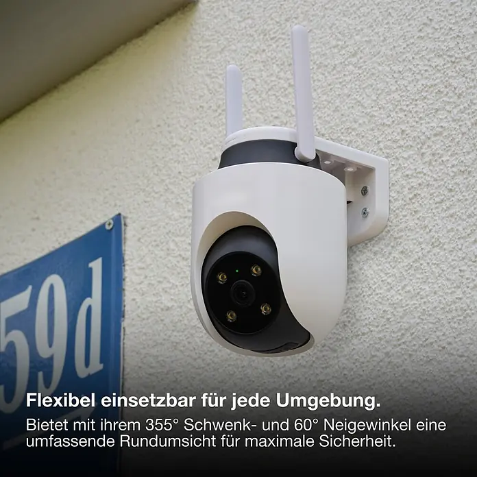 Osram Smart+ Überwachungskamera Outdoor 360 - Weiß - Weiße und schwarze Überwachungskamera mit zwei Antennen, an einer strukturierten Wand neben einem Hausnummernschild montiert.