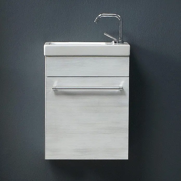 Kiamami Valentina Badmöbel-Set - Grau - Wandhängender Badunterschrank mit weißem Waschbecken, Chromarmatur und hellem Holzschrank mit Chromgriff.