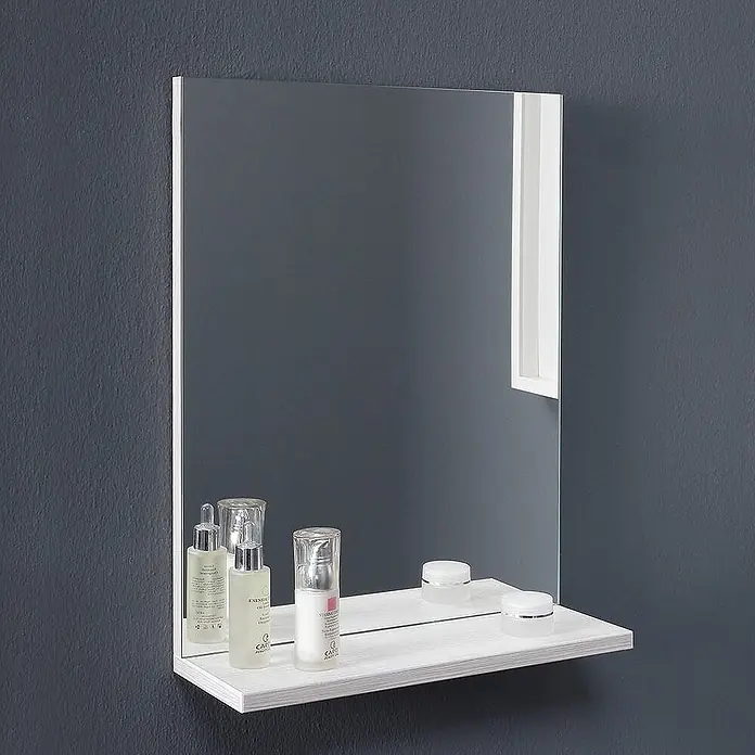 Kiamami Valentina Badmöbel-Set - Grau - Rechteckiger Spiegel mit integriertem weißen Regal, auf dem Kosmetikflaschen und -dosen stehen.