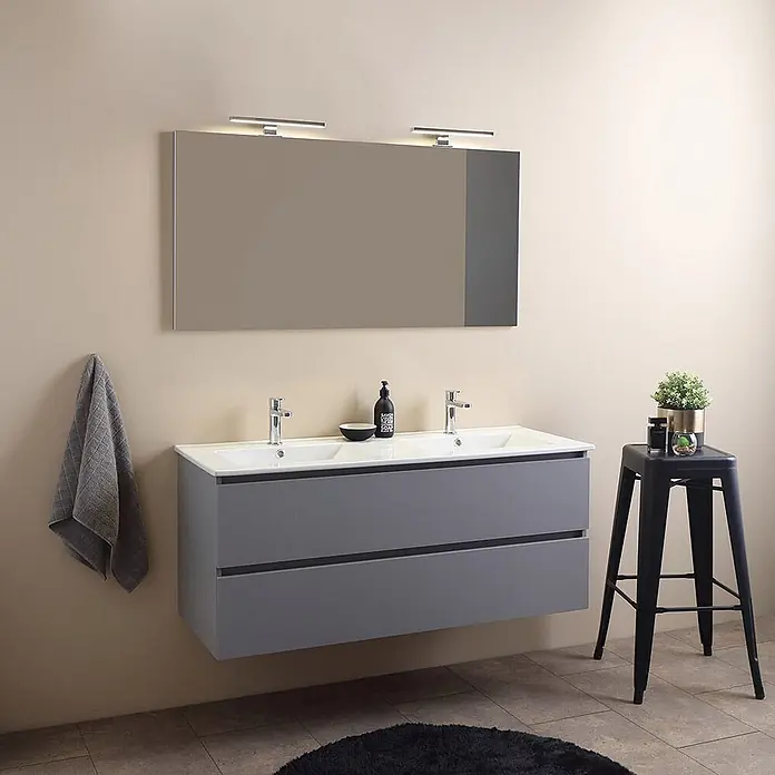 Kiamami Valentina Badmöbel-Set - Grau - Moderne graue Doppelwaschtisch-Badmöbel mit weißen Becken, Chromarmaturen und großem Spiegel mit integrierten LED-Leuchten.