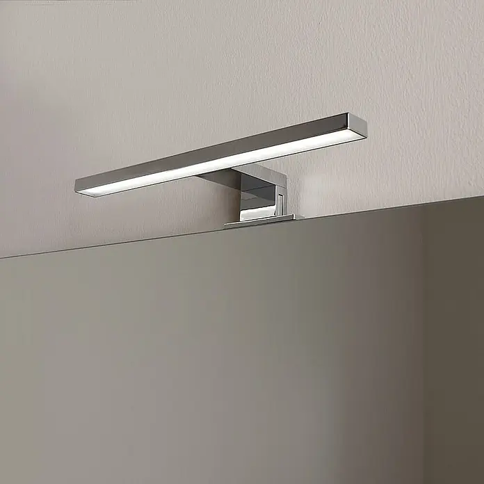 Kiamami Valentina Badmöbel-Set - Grau - Moderne, rechteckige LED-Spiegelleuchte aus Chrom, horizontal über einem Spiegel montiert. Sie strahlt helles weißes Licht ab.