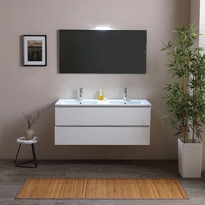 Kiamami Valentina Badmöbel-Set - Weiß - Weißer Doppelwaschtisch mit dunklem Rechteckspiegel und integrierter Leuchte, in einem modernen Badezimmer mit Pflanze und Holzmatte.