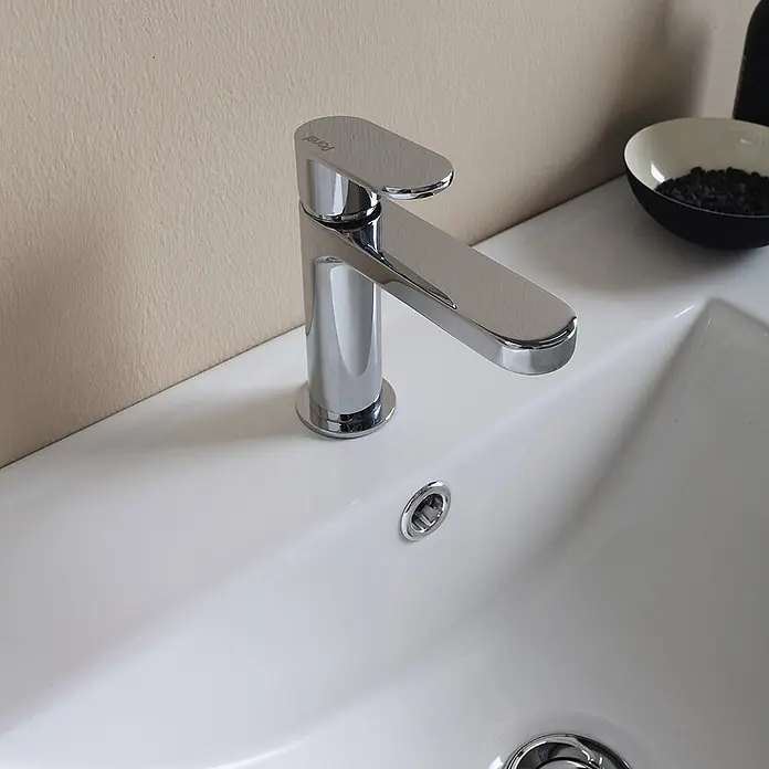Kiamami Valentina Badmöbel-Set - Grau - Chrom-Wasserhahn auf weißem Waschbecken.