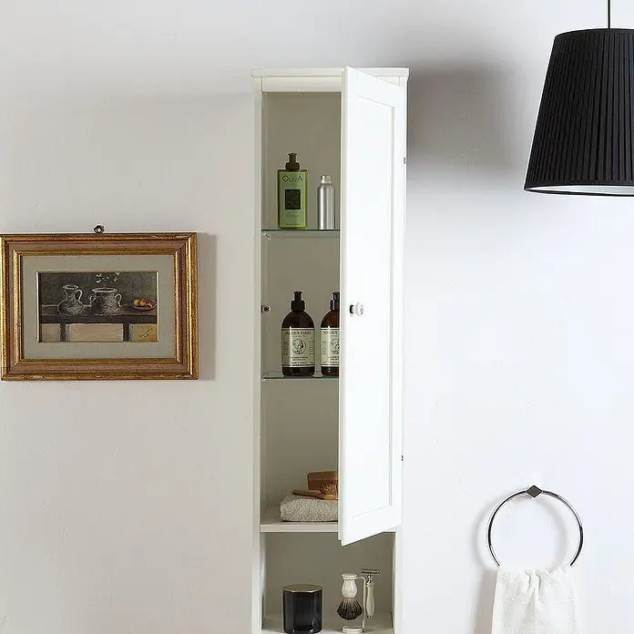 Kiamami Valentina Badmöbel-Set - Weiß - Weißer wandmontierter Badezimmerschrank mit offener Tür, der Regale voller Toilettenartikel, Handtücher und Rasierutensilien zeigt.