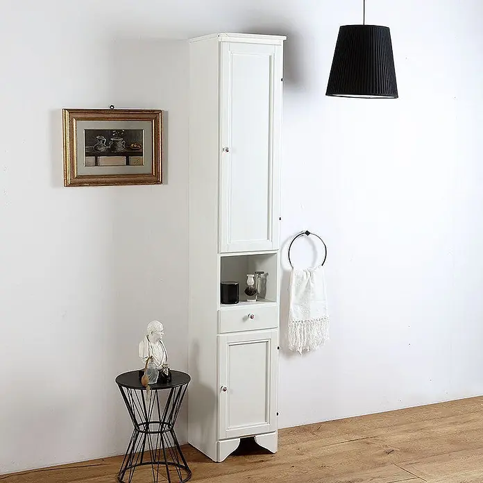 Kiamami Valentina Badmöbel-Set - Weiß - Weißer, hoher Holzschrank mit Türen, offenem Fach und Schublade, ideal zur platzsparenden Organisation.