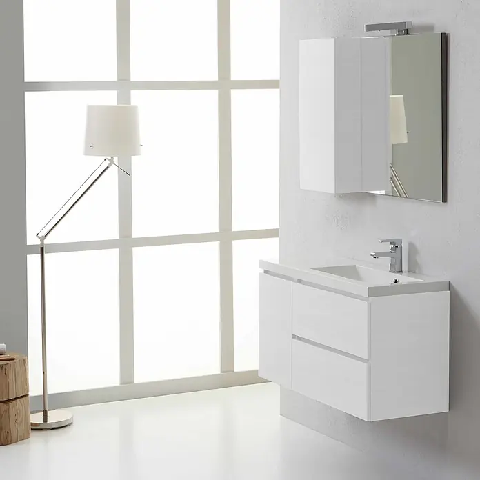 Kiamami Valentina Badmöbel-Set - Weiß - Modernes weißes schwebendes Badmöbelset mit Waschtisch, integriertem Waschbecken und Wandschrank mit Spiegel und Licht.