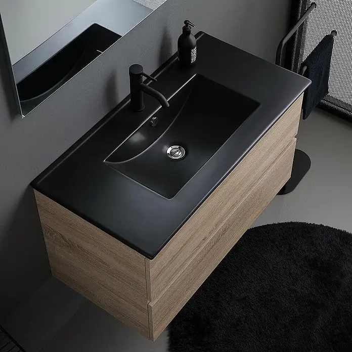 Kiamami Valentina Badmöbel-Set - Braun - Modernes wandhängendes Badmöbel mit integriertem schwarzem Waschbecken und hellem Holzunterschrank, inklusive schwarzem Wasserhahn und Seifenspender.
