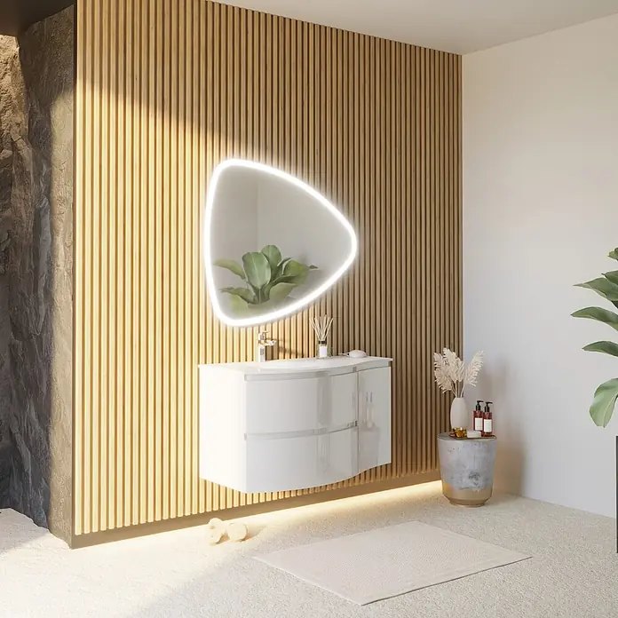 Kiamami Valentina Badmöbel-Set - Weiß - Moderne weiße Badezimmer-Waschtisch mit beleuchtetem Spiegel vor einer Lamellenwand aus Holz.