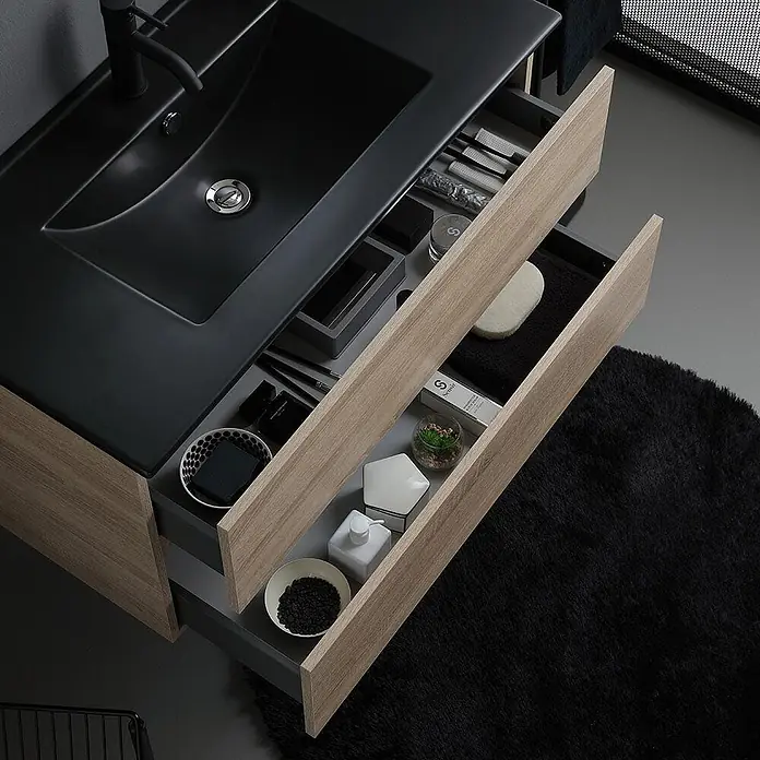 Kiamami Valentina Badmöbel-Set - Braun - Moderner Badwaschtisch mit schwarzem Waschbecken und hellen Holzschubladen, ordentlich organisiert.