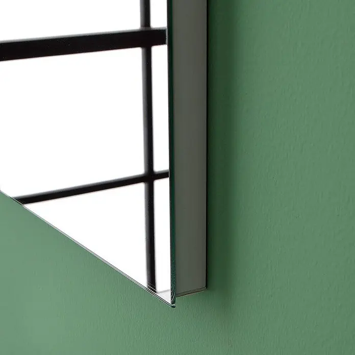 Kiamami Valentina Badmöbel-Set - Zementfarbe - Wandspiegel mit klarer Glaskante, reflektiert ein Fenster mit dunklen Rahmen.
