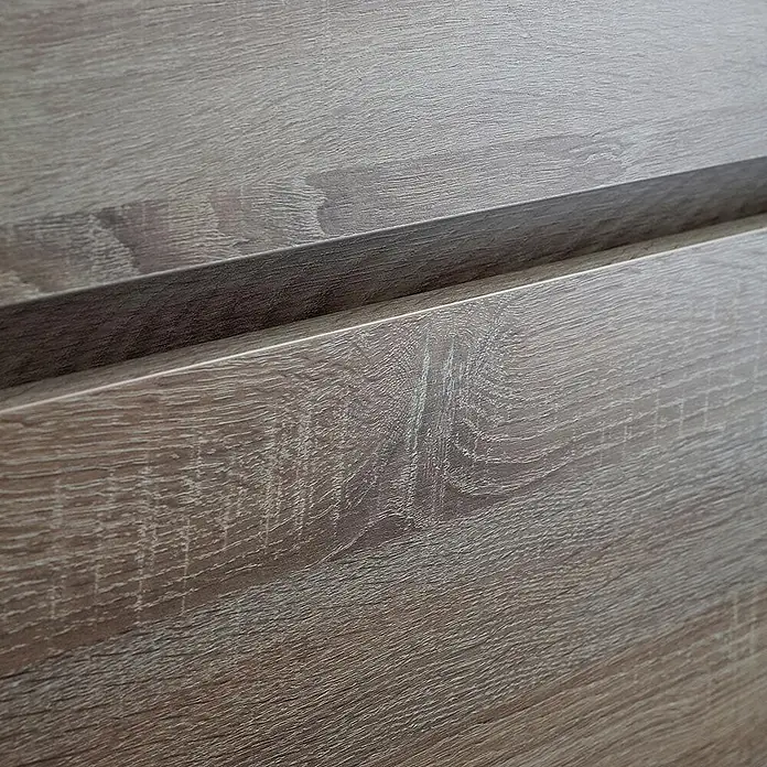 Kiamami Valentina Badmöbel-Set - Braun - Zwei hellgrau-braune Holzplatten mit sichtbarer Maserung, durch einen horizontalen Spalt getrennt, Schubladen oder Schrankfronten andeutend.