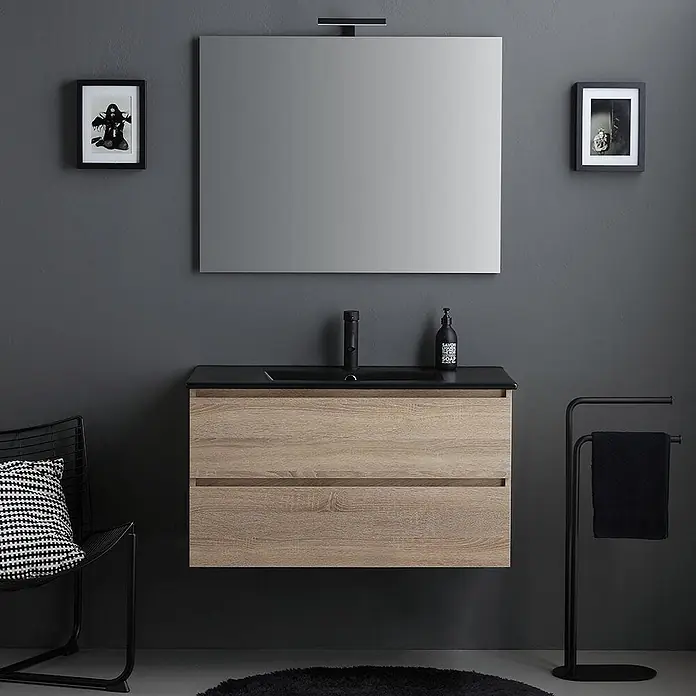 Kiamami Valentina Badmöbel-Set - Braun - Modernes schwebendes Badmöbel mit hellen Holzschubladen, schwarzem integriertem Waschbecken und Armatur, ergänzt durch einen Spiegel mit Beleuchtung.