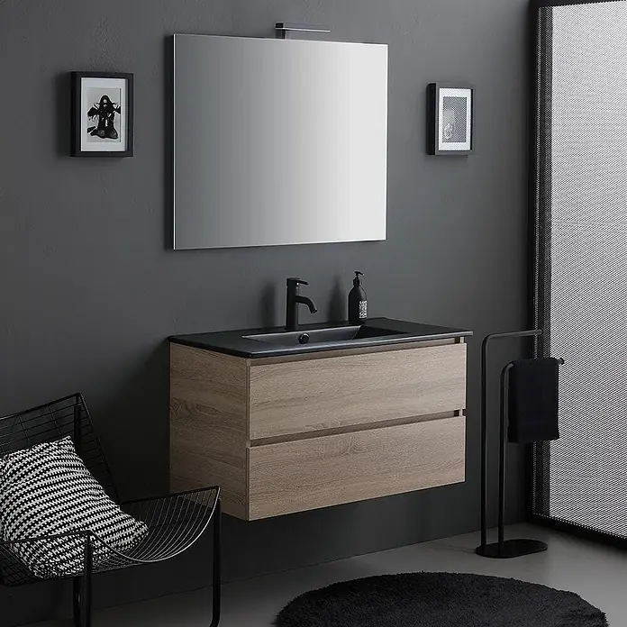 Kiamami Valentina Badmöbel-Set - Braun - Wandhängender Badunterschrank mit hellen Holzschubladen, dunkler Arbeitsplatte und integriertem Waschbecken mit schwarzem Wasserhahn.