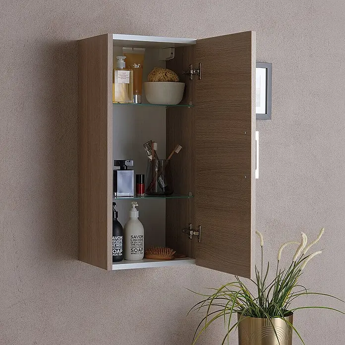 Kiamami Valentina Badmöbel-Set - Holz mittel - Holzmaserung Wand-Badschrank mit offener Tür, zeigt Glasböden gefüllt mit Toilettenartikeln.