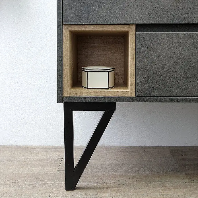 Kiamami Valentina Badmöbel-Set - Grau - Moderner grau-holzfarbener Schrank mit schwarzem Metallbein, offenes Fach und Schublade.