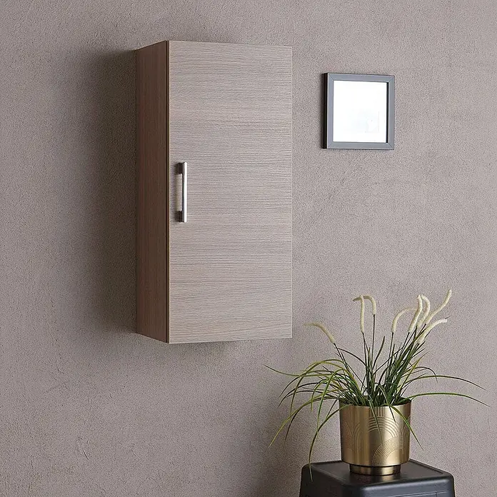 Kiamami Valentina Badmöbel-Set - Holz mittel - Wandhängender Schrank mit heller Holzmaserung und Metallgriff, in einem Raumambiente.