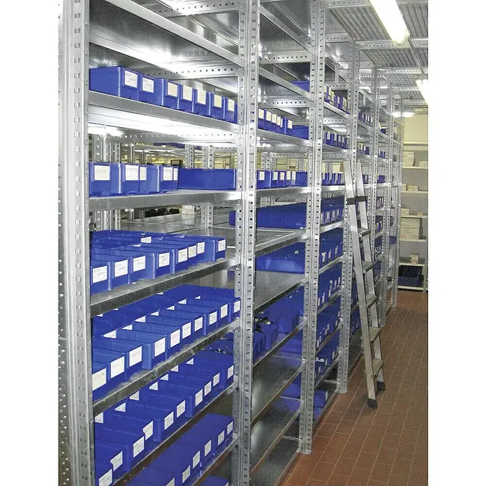 Scholz Metallregal Grundelement - Höhe: 300 cm, B x T: 85 x 70 cm, Traglast pro Boden: 330 kg, Anzahl Böden: 7 Stk., Stecken, Silber - Ansicht eines Lagersystems mit Regalen und blauen Lagerkästen. Die robusten Stahlregale bieten viel Stauraum für die sortierten Behälter.