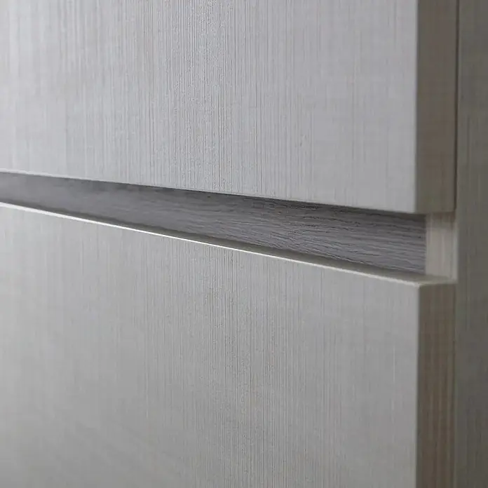 Kiamami Valentina Badmöbel-Set - Grau - Helle Holzmaserung Schrank-/Schubladenfront mit dunklem, eingelassenem Horizontalgriff.