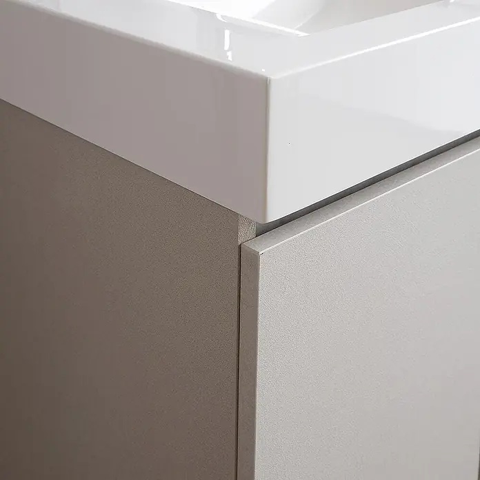 Kiamami Valentina Badmöbel-Set - Grau - Weißes Keramikwaschbecken auf einem taupefarbenen Unterschrank mit hellgrauer Tür. Moderne Badmöbel.