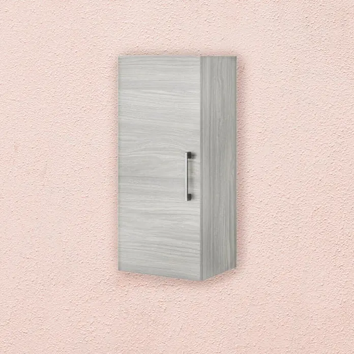 Kiamami Valentina Badmöbel-Set - Helles Holz - Hellgrauer Hängeschrank in Holzoptik mit silbernem Griff, an einer rosa strukturierten Wand.