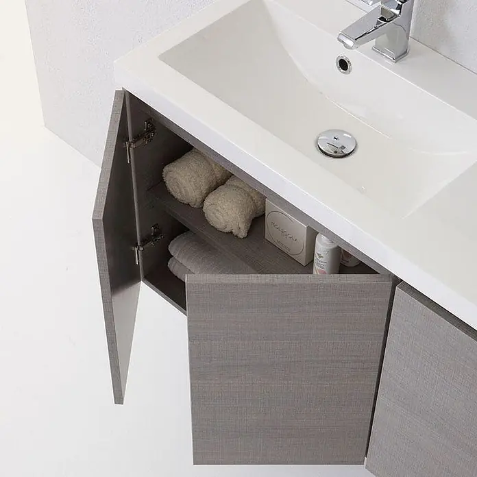 Kiamami Valentina Badmöbel-Set - Grau - Grauer Waschtischschrank mit Holzmaserung und weißem Waschbecken, zwei geöffnete Schranktüren zeigen Regalfächer.