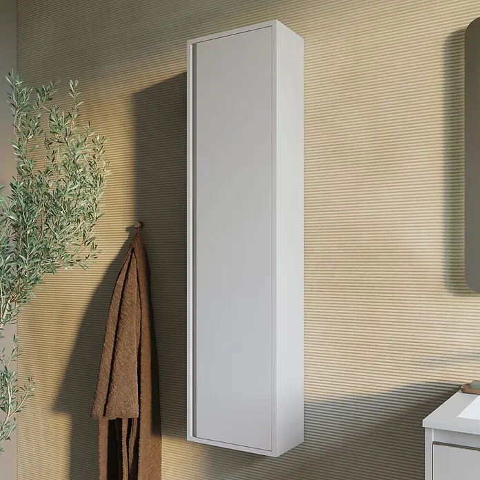 Kiamami Valentina Badmöbel-Set - Grau - Hoher weißer Wandschrank, schlank und modern, in einem zeitgenössischen Badezimmerambiente montiert.