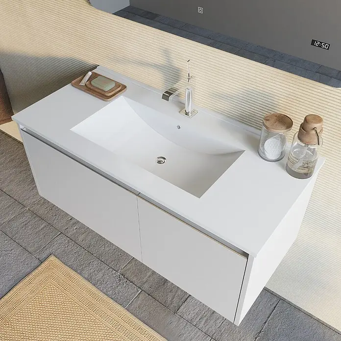 Kiamami Valentina Badmöbel-Set - Grau - Weißer schwebender Badezimmerschrank mit integriertem Waschbecken und Chromarmatur, in einem modernen Bad.