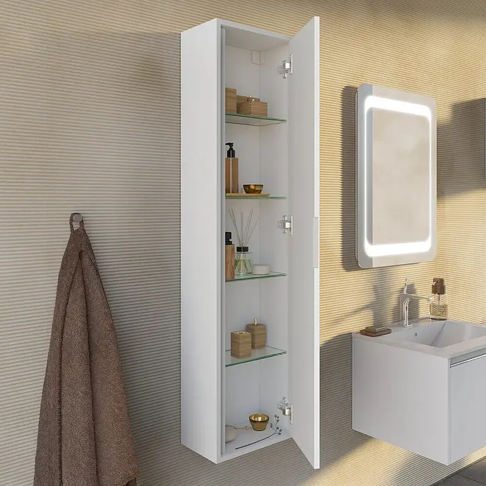 Kiamami Valentina Badmöbel-Set - Grau - Weißer wandmontierter Badezimmerschrank mit offener Tür, der Glasablagen mit Toilettenartikeln und Dekoration zeigt.