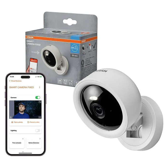 Osram Smart+ Überwachungskamera Fixed - Weiß - Weiße Osram Smart+ Überwachungskamera, ihre Verpackung und ein Smartphone mit Live-Feed und Steuerung.