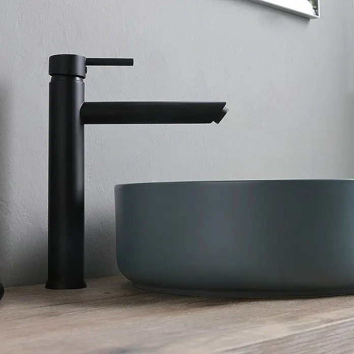 Kiamami Valentina Badmöbel-Set - Schwarz - Matter schwarzer hoher Wasserhahn neben rundem dunkelgrauem Aufsatzwaschbecken auf Holzplatte.