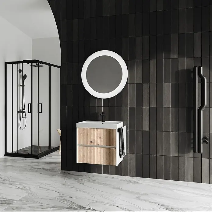 Kiamami Valentina Badmöbel-Set - Braun - Wandmontierter Waschtisch mit hellem Holzschrank, weißem Becken, schwarzem Hahn und beleuchtetem Rundspiegel.