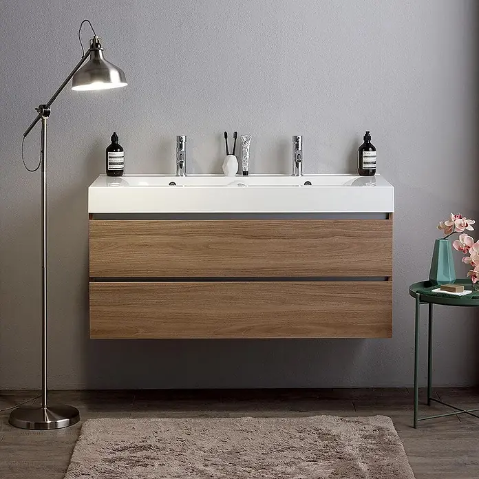 Kiamami Valentina Badmöbel-Set - Braun - Moderne schwebende Doppelwaschtisch mit weißer Keramikplatte und hellen Holzschubladen.