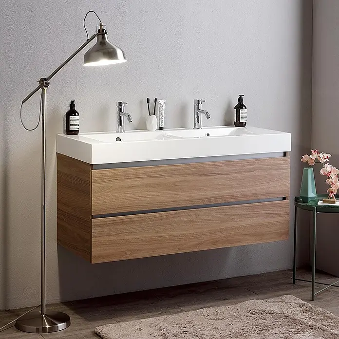 Kiamami Valentina Badmöbel-Set - Braun - Wandmontierter Doppelwaschtisch mit weißer Platte und hellen Holzschubladen, mit zwei Waschbecken und Chromarmaturen.