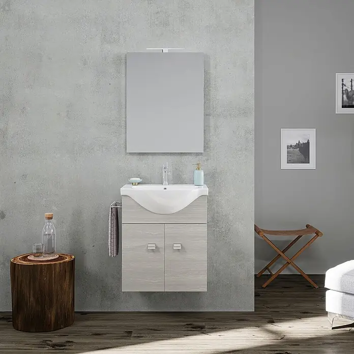 Kiamami Valentina Badmöbel-Set - Helles Holz - Moderne Badmöbelgarnitur mit weißem Keramikwaschbecken, hellem Holzschrank und Spiegel in einem minimalistischen Bad.