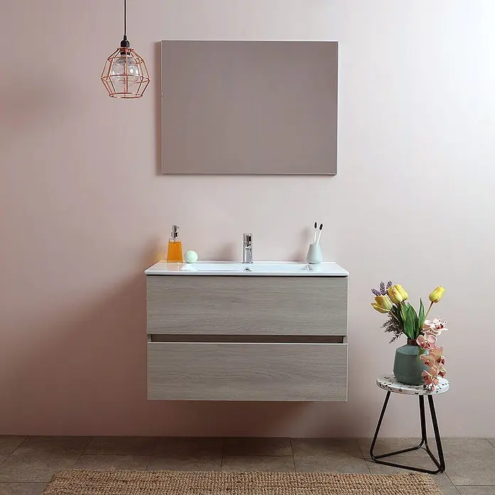 Kiamami Valentina Badmöbel-Set - Helles Holz - Wandhängender Badschrank in heller Holzoptik mit weißem Waschbecken und Spiegel, in modernem Badezimmer.