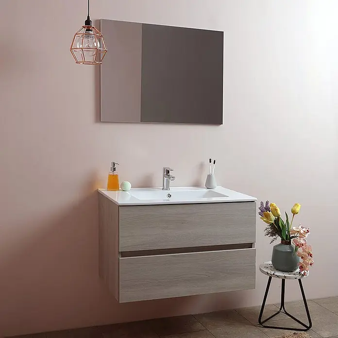 Kiamami Valentina Badmöbel-Set - Helles Holz - Wandmontierter Badezimmerschrank mit hellem Holzfinish, weißem Waschbecken und zwei Schubladen, in einem Badambiente.
